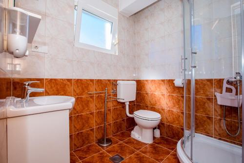 Kúpeľňa v ubytovaní Apartments & Room Španjol