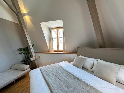 ein Schlafzimmer mit einem großen Bett und einem Fenster in der Unterkunft TRULY - Viel Platz für Business & Familie - Modern, Garage, Fahrstuhl in Augsburg