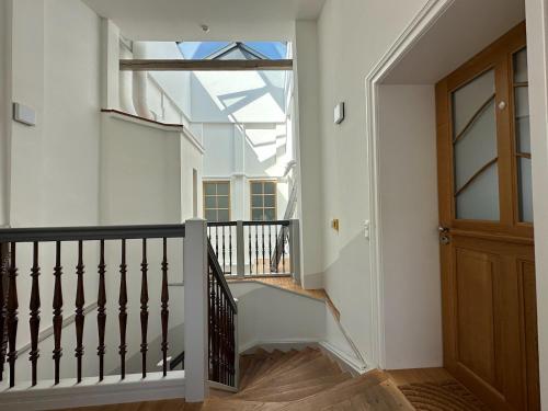 a staircase in a house with a glass ceiling at TRULY - Viel Platz für Business & Familie - Modern, Garage, Fahrstuhl in Augsburg