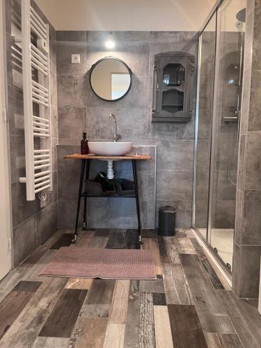 een badkamer met een wastafel en een douche bij Mas Picagnol in Oms
