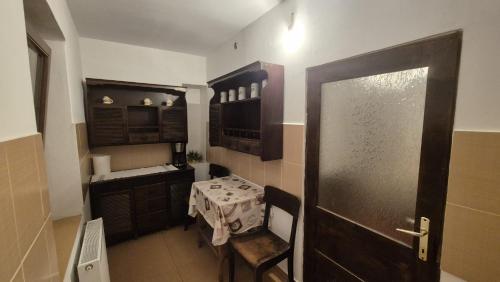 RucărにあるCasa Tradițională Transilvăneanaの小さなキッチン(テーブル、ドア付)