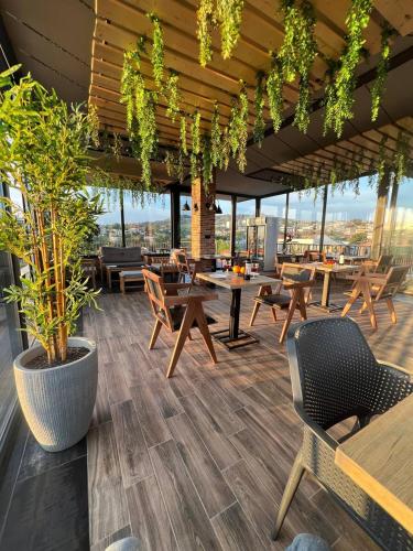 Ein Restaurant oder anderes Speiselokal in der Unterkunft Hotel Livin 