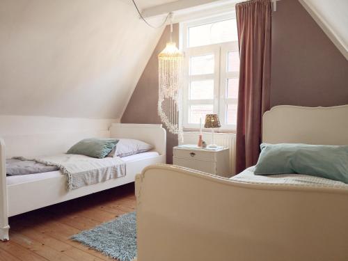 a bedroom with two beds and a window at Alte Schusterei direkt am Fluss und Altstadt in Oberndorf