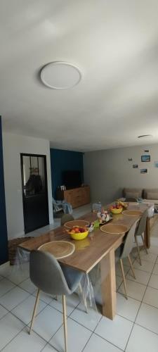 - une grande table en bois avec des chaises dans l'établissement Chez Kristina, à Entraigues-sur-la-Sorgue