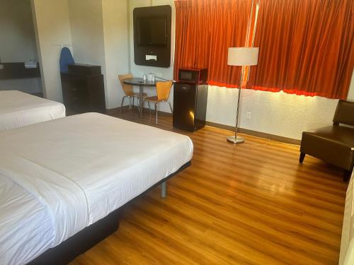 Кровать или кровати в номере Motel 6-Ventura, CA - South