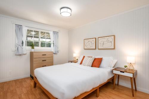 Ένα ή περισσότερα κρεβάτια σε δωμάτιο στο CLOSE to Disney Chic Entertainer with Arcade