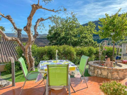 un patio avec une table, des chaises et une fontaine dans l'établissement Charmant rez-de-villa avec piscine et terrasse, au Plan-de-la-Tour