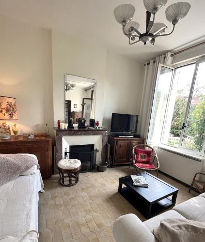 un salon avec un canapé et une cheminée dans l'établissement Gîte Chinon, chez Marie, à Chinon