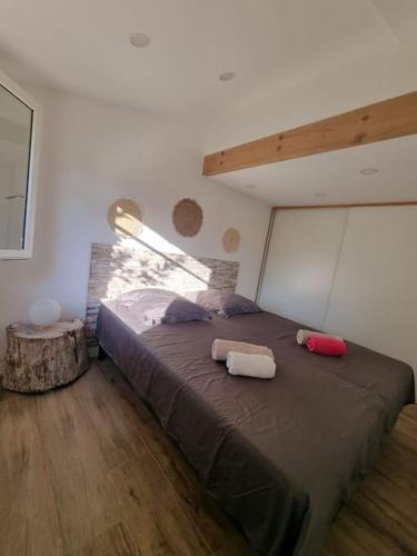 une chambre avec un grand lit avec deux oreillers dessus dans l'établissement Maison au calme proche calanques, à Marseille
