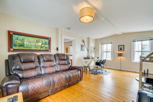Posezení v ubytování Bennington Gem with Smart TV Near Historic District!