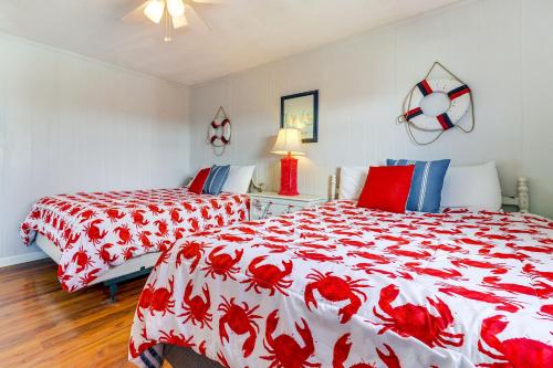 Postel nebo postele na pokoji v ubytování Oak Island Condo with Ocean View Steps to Beach!
