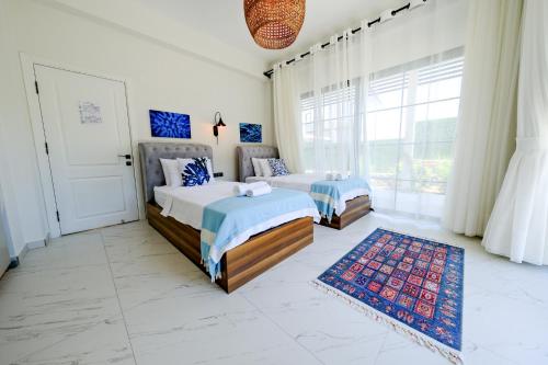 une chambre avec deux lits et une fenêtre dans l'établissement Perfumed Garden Luxury Villa Yesiluzumlu-Fethiye by Sunworld Villas, à Fethiye