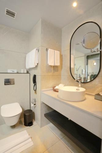 y baño con lavabo y espejo. en Pushpak Grande, en Kondotti