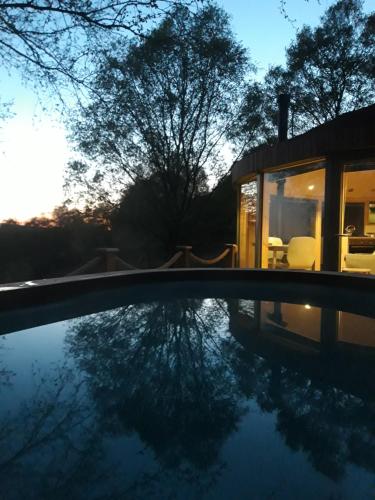Luxury romantic Roundhouse and hot tub for two during the winter