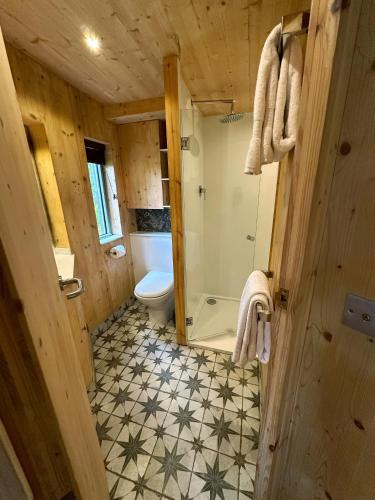 Craigmaddie Muir Roundhouse with Hot Tub Romantic, Luxury, Rural Stay for 2 Near Milngavieにあるバスルーム