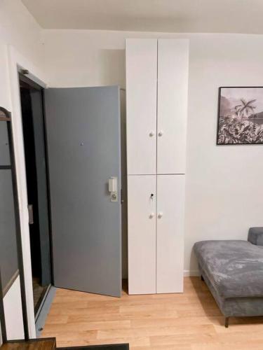 une chambre avec des armoires blanches et un lit dans l'établissement Appart F2 40m2 Stade de France, à Saint-Denis