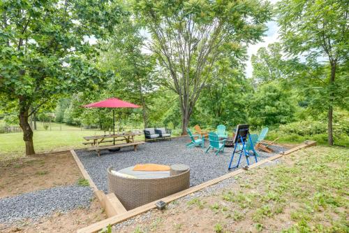 Jardin de l'établissement Front Royal Studio with Mtn Views and Brick Oven