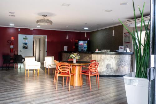 une salle à manger avec une table et des chaises dans l'établissement Hotel San Telmo, à Aparecida
