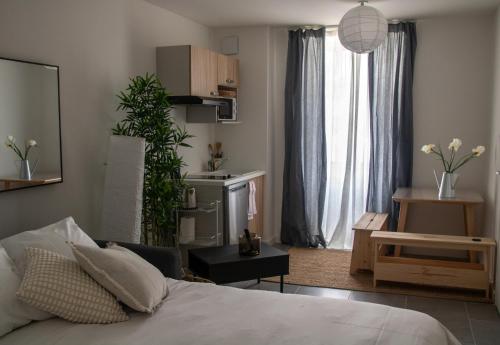 une chambre avec un lit et un salon dans l'établissement NOUVEAU - Appartements Port Saint Goustan - Vue Rivière et Terrasses, à Auray