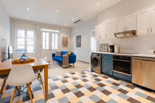 a kitchen and living room with a table and a dining room at Casa Love by Wynwood House in Panama City