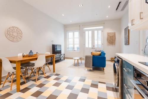 a kitchen and living room with a table and a dining room at Casa Love by Wynwood House in Panama City