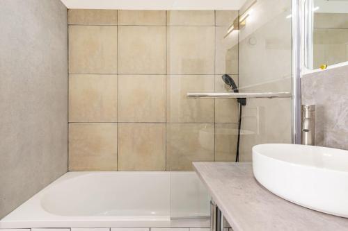 une salle de bain avec un lavabo blanc et une douche dans l'établissement Duplex 6 Personnes Hyper Centre, à Dieppe