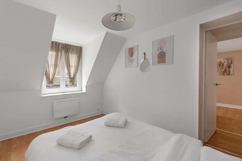 une chambre blanche avec un lit et une fenêtre dans l'établissement Duplex 6 Personnes Hyper Centre, à Dieppe