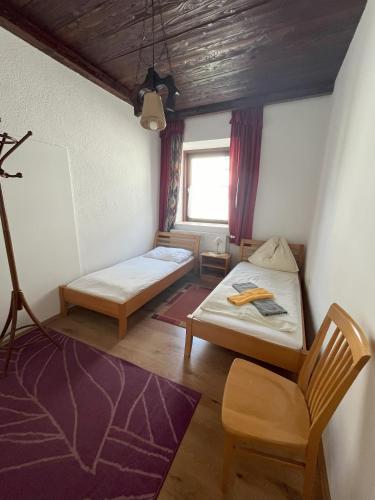 a room with two beds and a window at Gasthof Poltl in Rojach