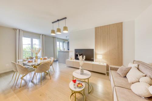 un salon avec un canapé et une table dans l'établissement Disneyland - Val d'Europe à pied - Paris, à Serris