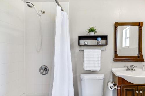 La salle de bains est pourvue d'une douche, de toilettes et d'un lavabo. dans l'établissement Fort Myers Bungalow - 12 Miles to the Beach!, à Fort Myers