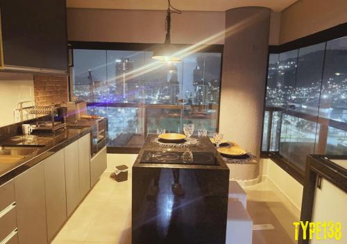 مطبخ أو مطبخ صغير في Apto Incrível - Piscina no Rooftop - Vista Mar - 600m Praia Enseada