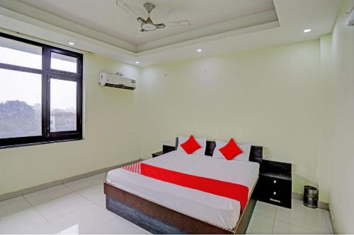 Un pat sau paturi într-o cameră la OYO Flagship Shree Shyam Kripa Hotel And Restaurant