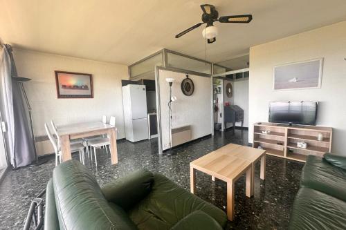 un salon avec un canapé et une table dans l'établissement L'Horizon - Exceptionnelle vue mer avec terrasse et parking, au Grau-du-Roi