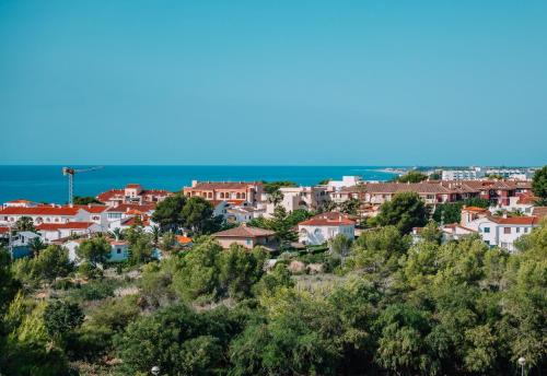 un gruppo di case su una collina vicino all'oceano di Ático Dúplex con piscina Marcolina ad Alcossebre