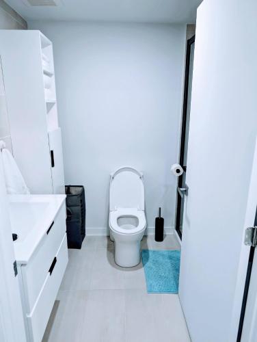 une salle de bain avec toilettes et lavabo dans l'établissement Cozy Studio in Montreal's Quartier des Spectacles, à Montréal