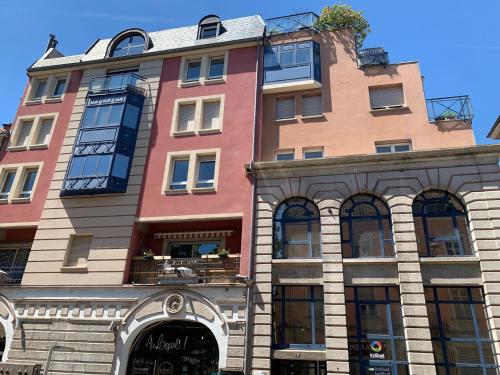 a tall building with a lot of windows at Studio hypercentre résidence standing in Belfort