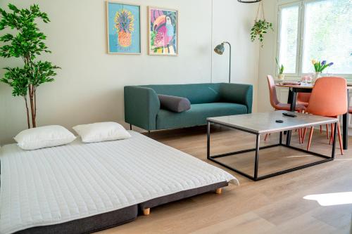 Habitación con cama, sofá y mesa. en Pietarsaaren Helmi, en Jakobstad