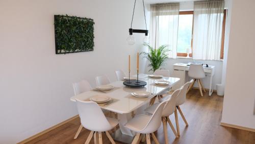 a white dining room with a white table and white chairs at CASA LUXE - 120qm - Zentral - Familienfreundlich - Parkplatz - 5km zum Legoland in Günzburg