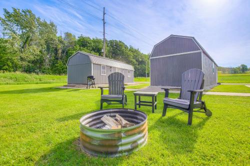 Κήπος έξω από το Montezuma Cabin Rental with Fire Pit and Grill Access!