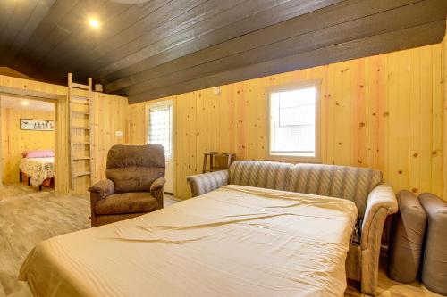 Ένα ή περισσότερα κρεβάτια σε δωμάτιο στο Montezuma Cabin Rental with Fire Pit and Grill Access!