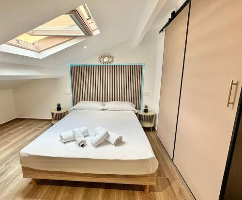 une chambre avec un lit avec des serviettes dessus dans l'établissement Appartement climatisé - 2min plage-tram-restaurant, à Nice