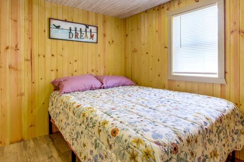 Ένα ή περισσότερα κρεβάτια σε δωμάτιο στο Montezuma Cabin Rental with Fire Pit and Grill Access!