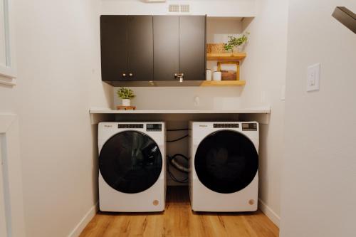 two washing machines sitting next to each other in a kitchen at Riverside Retreat on Skagit River in Concrete