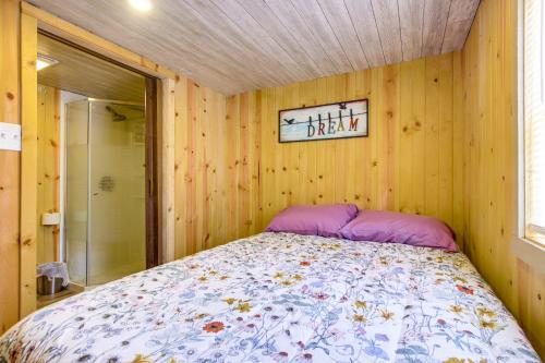 Ένα ή περισσότερα κρεβάτια σε δωμάτιο στο Montezuma Cabin Rental with Fire Pit and Grill Access!