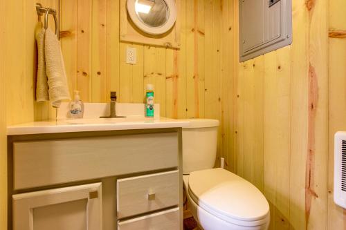 Ένα μπάνιο στο Montezuma Cabin Rental with Fire Pit and Grill Access!