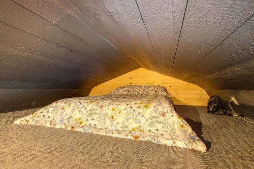Ένα ή περισσότερα κρεβάτια σε δωμάτιο στο Montezuma Cabin Rental with Fire Pit and Grill Access!