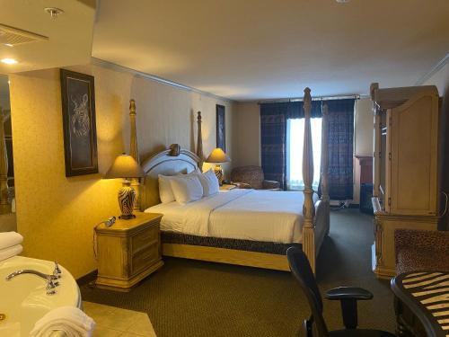 Postel nebo postele na pokoji v ubytování Merit Hotel & Suites