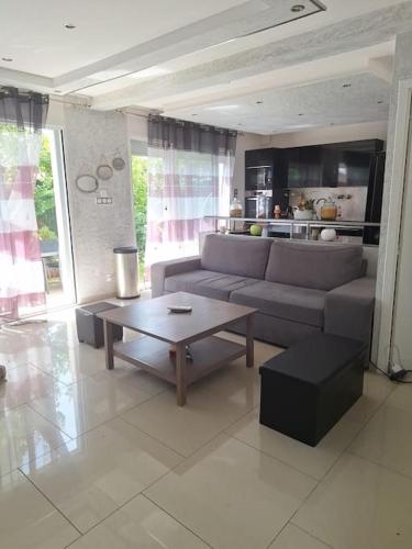 un salon avec un canapé et une table basse dans l'établissement Belle maison 3 chambres 3min des plages de Juan les pins 8personnes, à Antibes