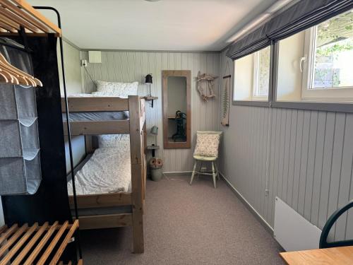 Pokój z 2 łóżkami piętrowymi i oknem w obiekcie Bjørkli Lodge w mieście Geilo