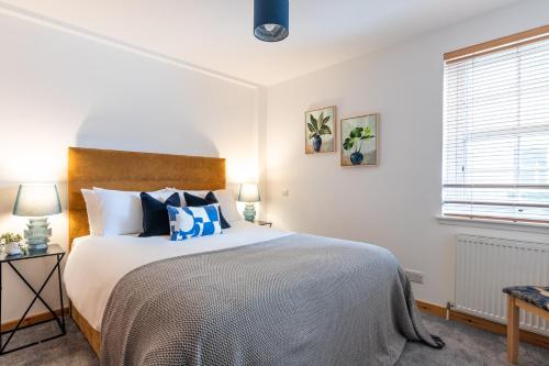 Un dormitorio con una cama grande con almohadas azules. en Ness Station, en Inverness